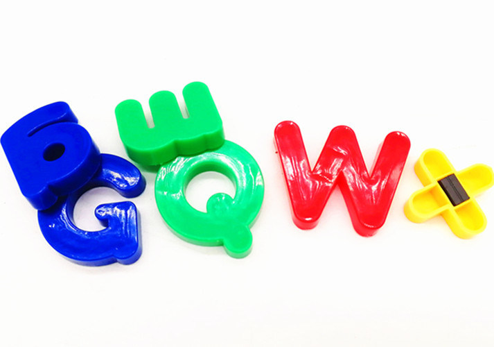 Magnetisches Alphabet-und Zahl-Plastik mit Plastikkasten, kundenspezifische verschiedene Farben, Sitz für alles Zinnblech-Brett